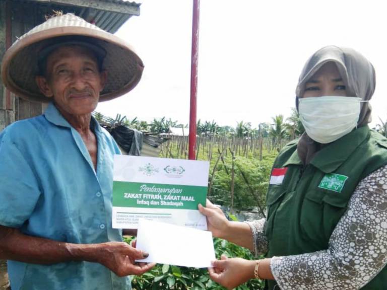 Pengurus LazisNU Sorong menyerahkan zakat fitrah kepada petani.