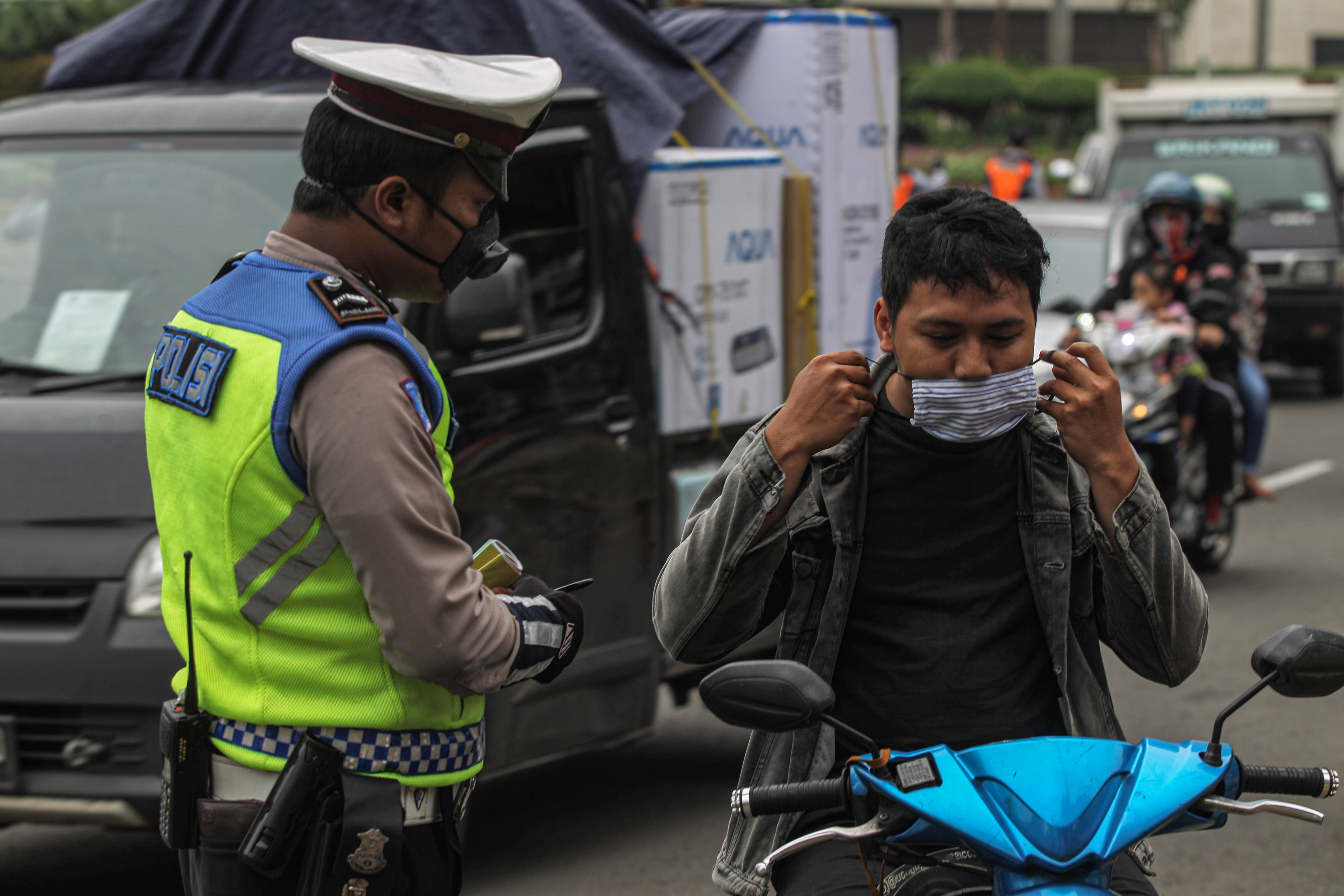 Petugas meminta pengendara motor memakai masker
