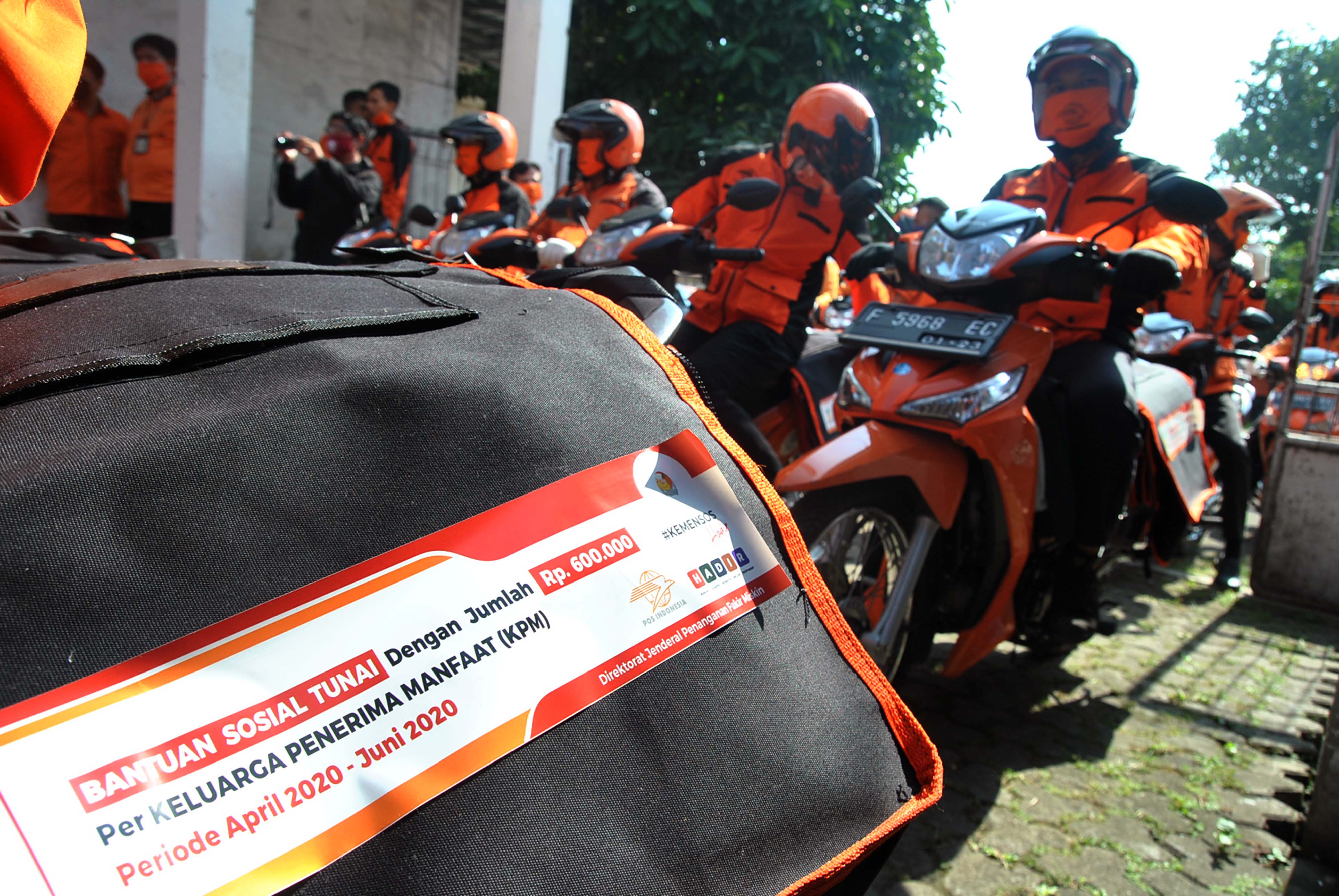 Penyaluran Bantuan Sosial Tunai (BST) sebagai salah satu jaring pengaman sosial di tengan wabah covid-19