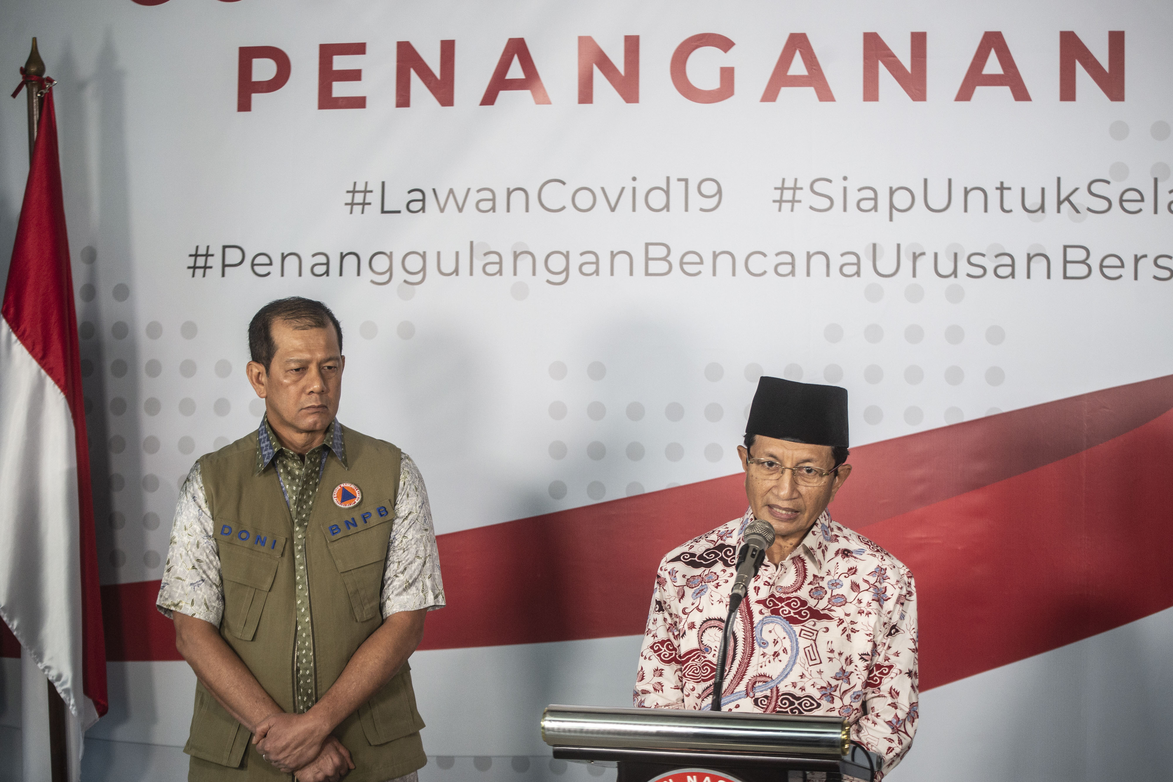 Imam Besar Masjid Istiqlal Nasaruddin Umar (kanan) dan Ketua Gugus Tugas Percepatan Penanganan COVID-19 Doni Monardo