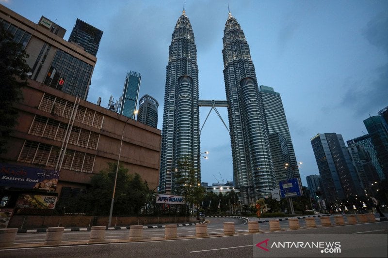 Suasana jalanan yang sepi di depan Menara Kembar Petronas, Kuala Lumpur. 