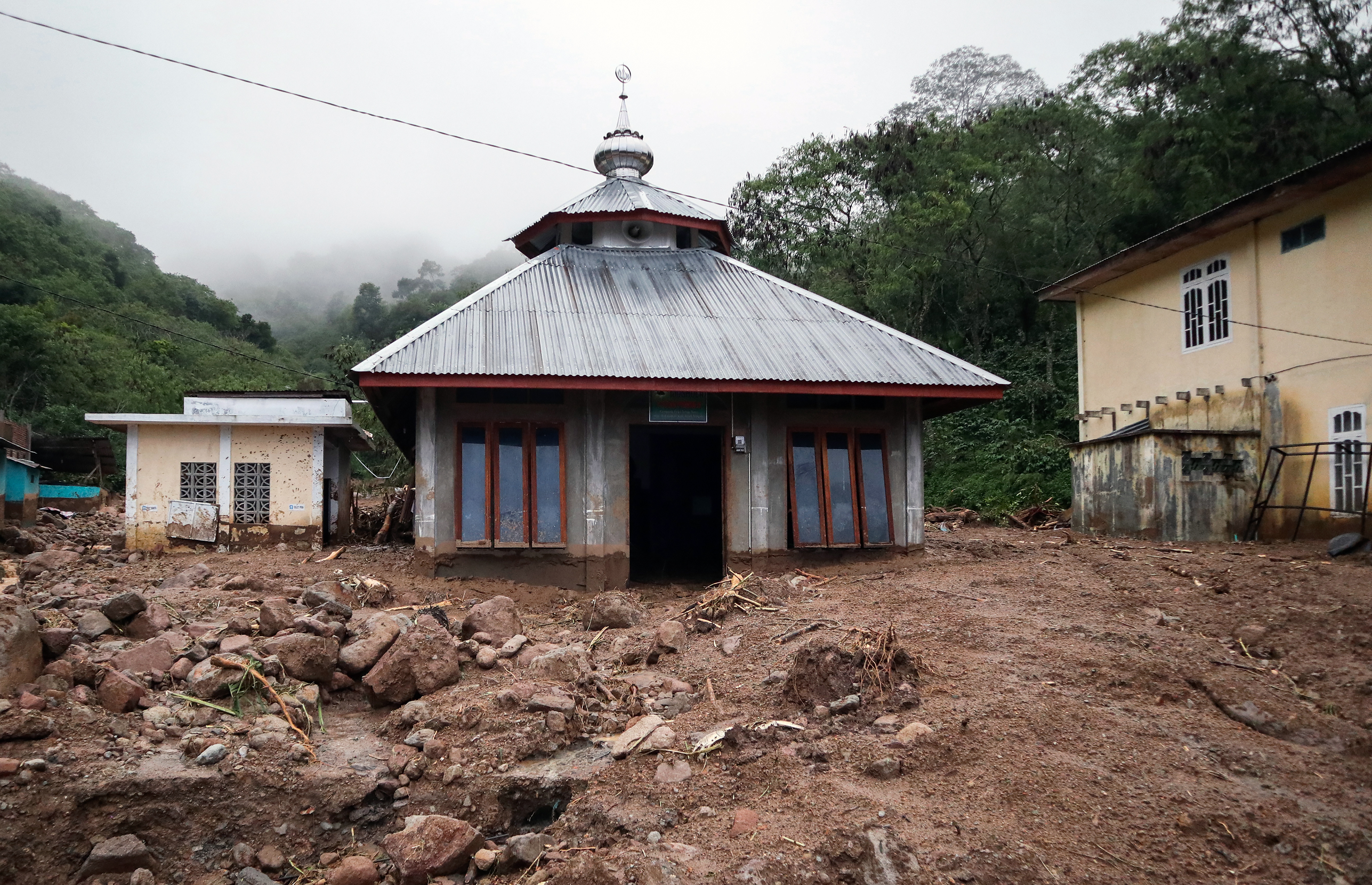 Kondisi meunasah  tertimbun material lumpur pascabanjir bandang yang menerjang Desa Paya Tumpi, Kecamatan Kebayakan, Aceh Tengah, Aceh.