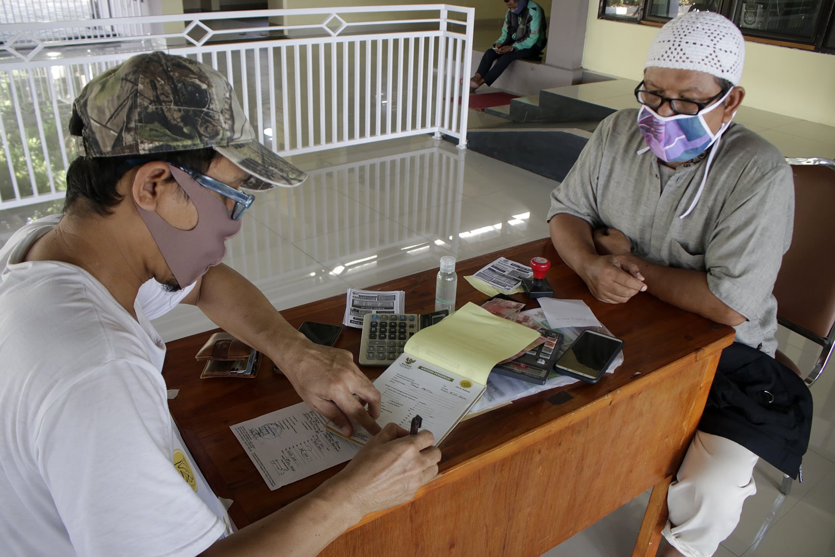 Umat muslim menunaikan Zakat Fitrah melalui panitia amil zakat di Masjid Al-Marjan Kelurahan Ratu Jaya, Depok, Jawa Barat, (5/5/20).