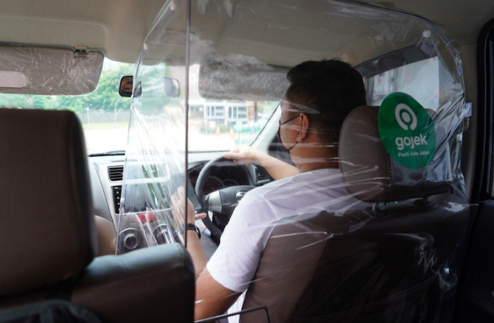 Gojek memasang sekat pelindung di armada Gocar sebagai implementasi protokol kesehatan dalam menyambut era normal baru.