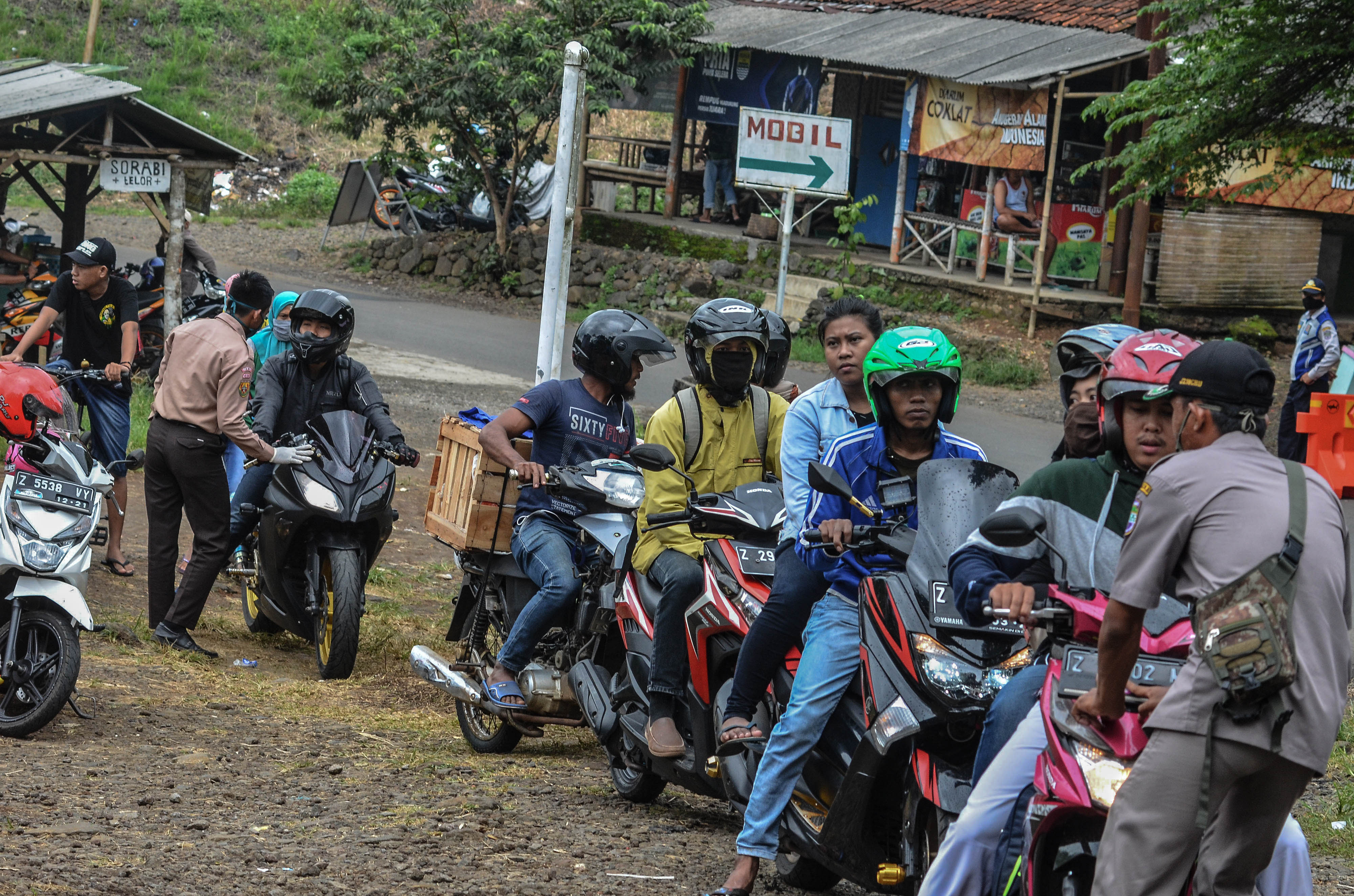 Petugas Gugus Tugas Covid-19 mendata pengendara sepedan motor di perbatasan Tasikmalaya-Ciamis, Jembatan Cirahong, Kab Tasikmalaya.