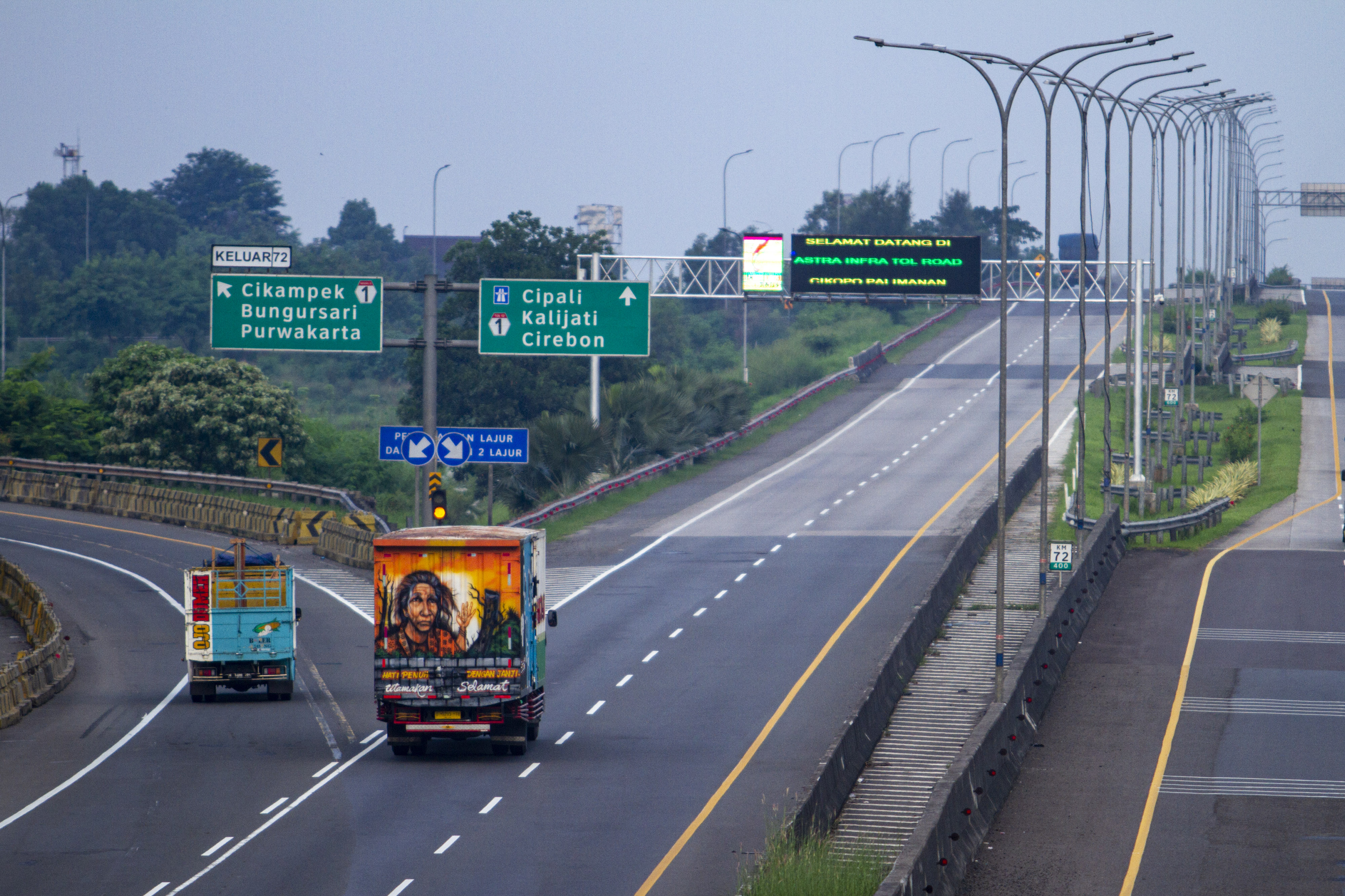  Sejumlah kendaraan melaju di jalan Tol Cikopo - Palimanan Km 72, Purwakarta, Jawa Barat, Rabu (29/4/2020).