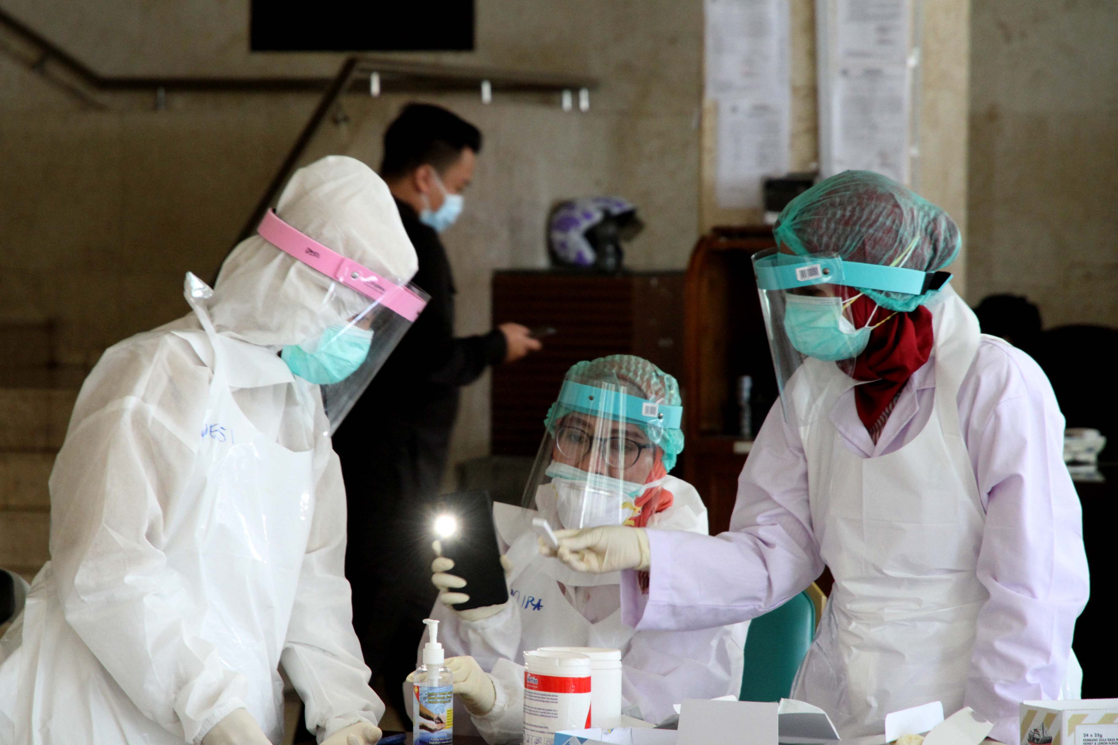 Petugas medis mengambil sampel darah untuk Rapid Test virus Covid-19 di Lobi Gedung DPD, Kompleks Parlemen, Senayan (14/5)