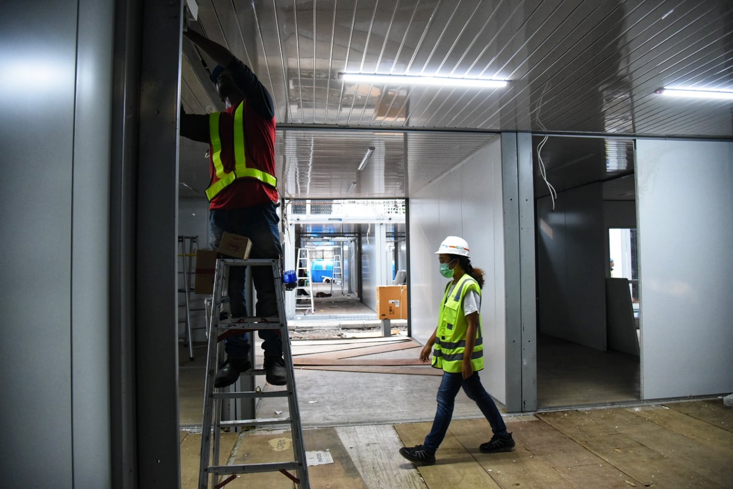 Pekerja yang sedang membangun RS Darurat Covid-19 di Simprug Jakarta