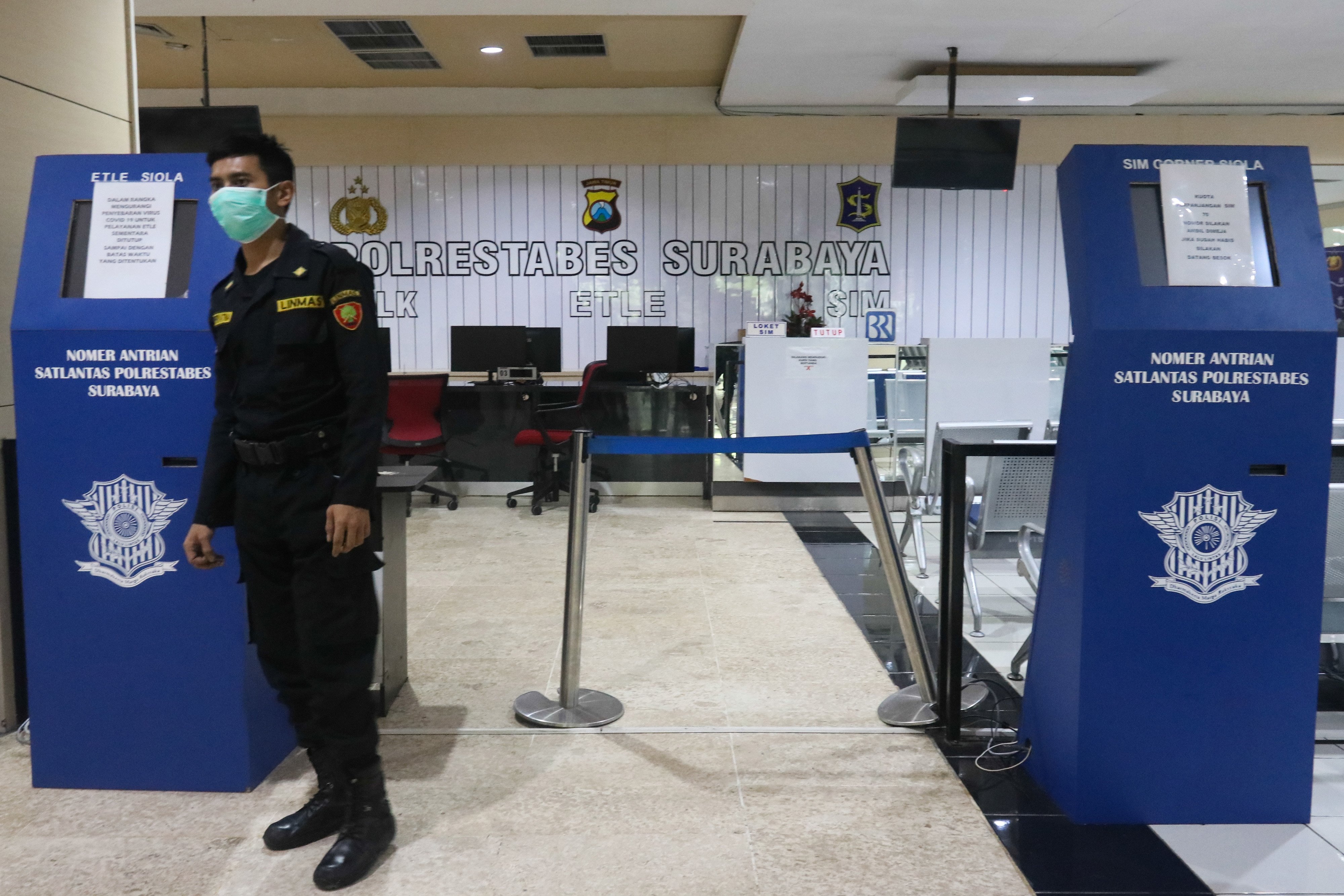 Petugas berjaga di SIM Corner di Mall Pelayanan Publik, Surabaya, Jawa Timur, Selasa (24/3/2020).
