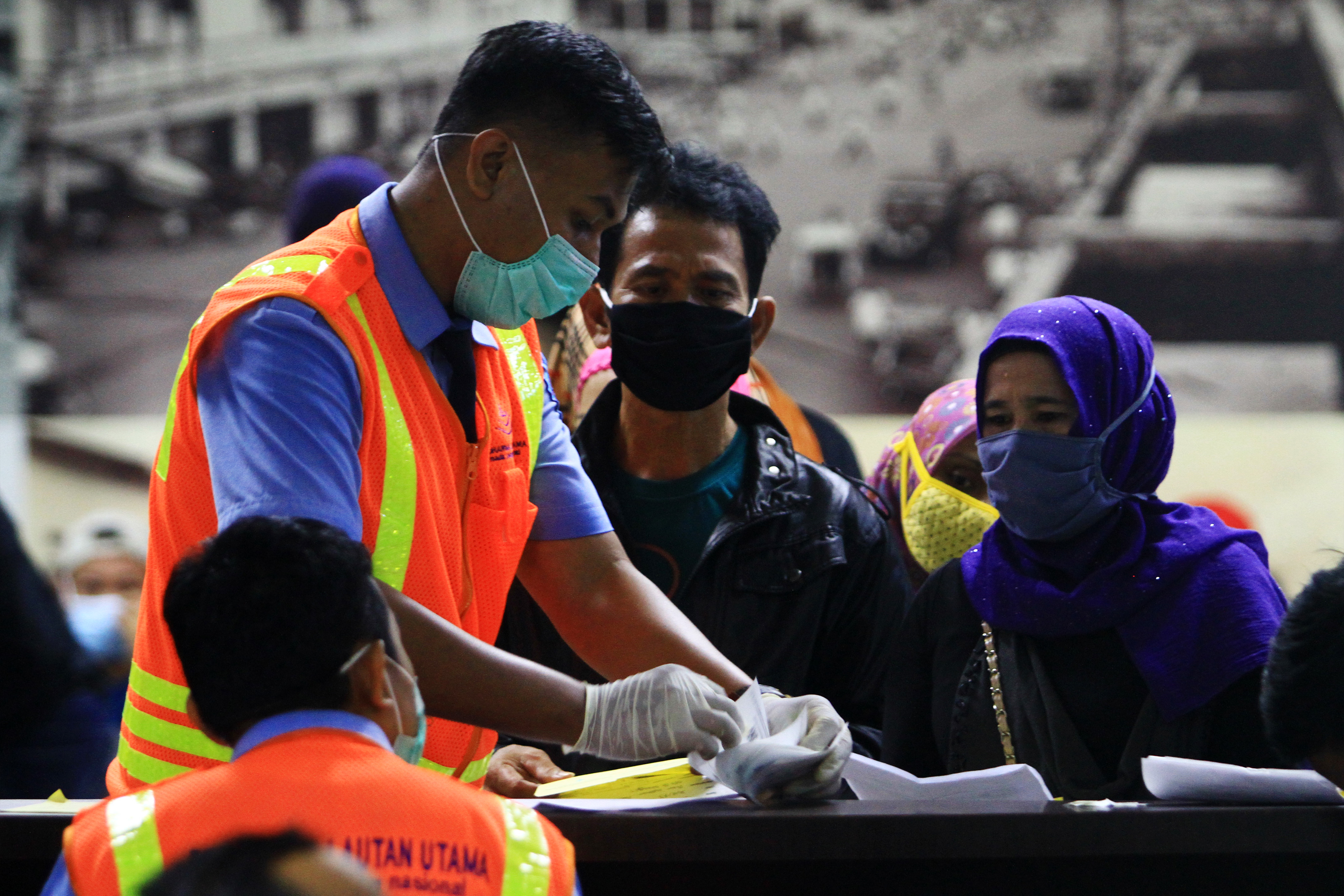 Sejumlah Pekerja Migran Indonesia (PMI) menjalani pendataan ulang dan verifikasi kesehatan di Pelabuhan Dwikora, Pontianak.