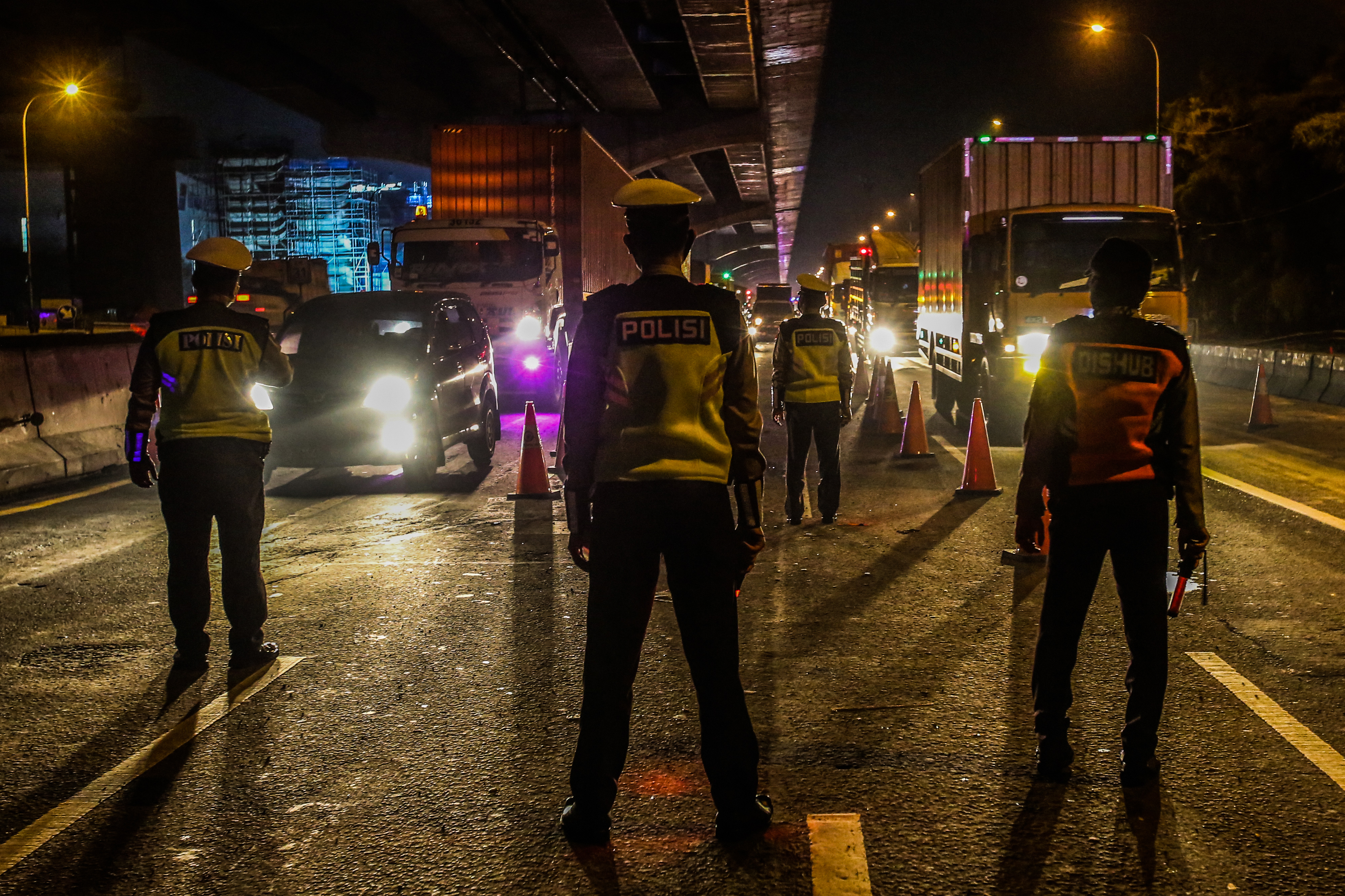 Penyekatan di ruas tol Cikarang Barat.