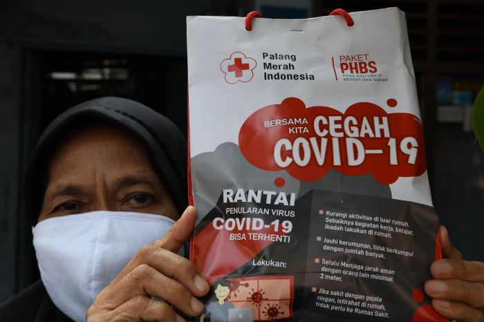 Paket bantuan dari Palang Merah Indonesia untuk warga Jakarta terdampak covid-19