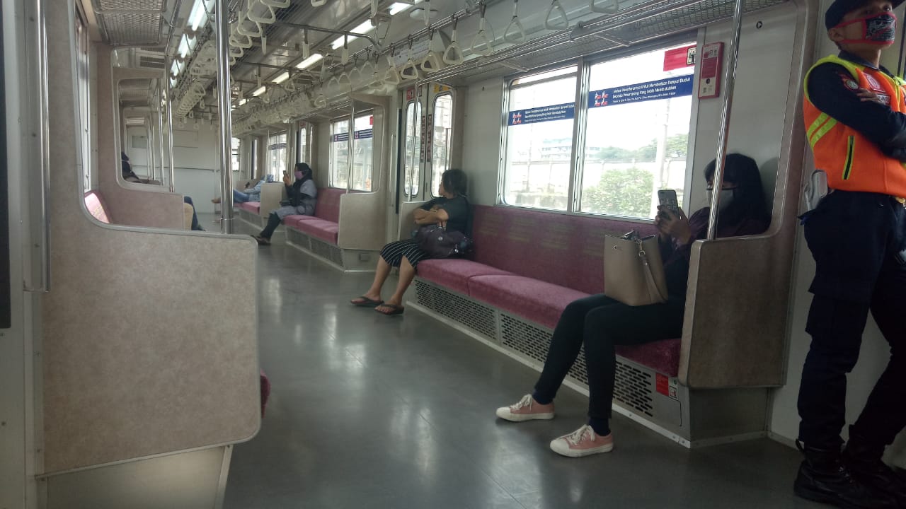 Suasana KRL selama PSBB