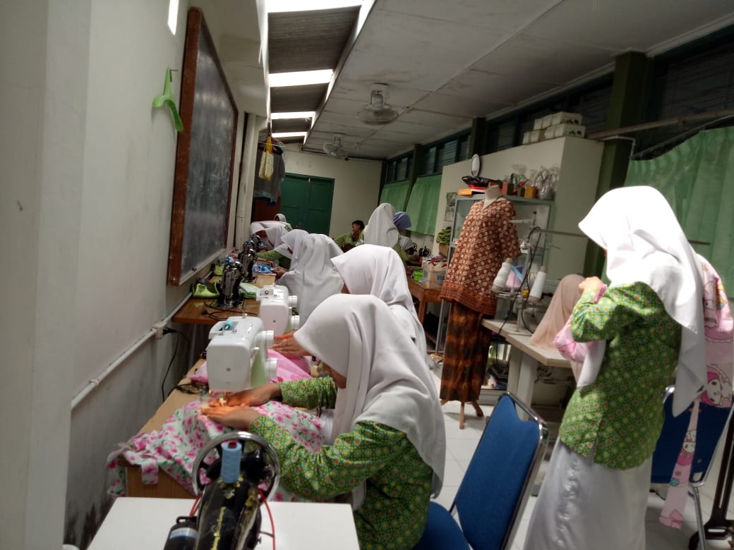 Para siswa MAN 3 Kulon Progo dilatih ketrampilan tata busana dengan membuat busana sendiri. 