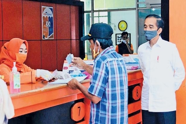 Presiden Joko Widodo meninjau penyerahan bansos tunai kepada keluarga penerima manfaat di Kantor Pos Jalan Ir H Juanda, Kota Bogor