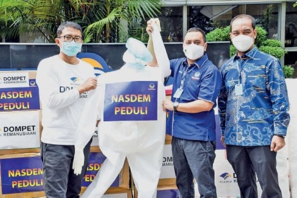 Wakil Ketua Fraksi Partai NasDem DPR Willy Aditya (kedua dari kanan) dan anggota DPR dari Fraksi NasDem Fauzi Amro (kanan)