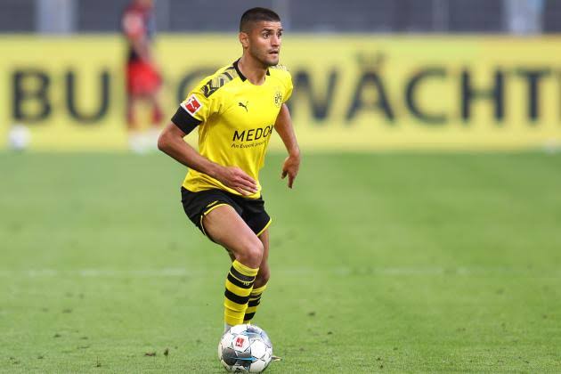 Mahmoud Dahoud (tengah)