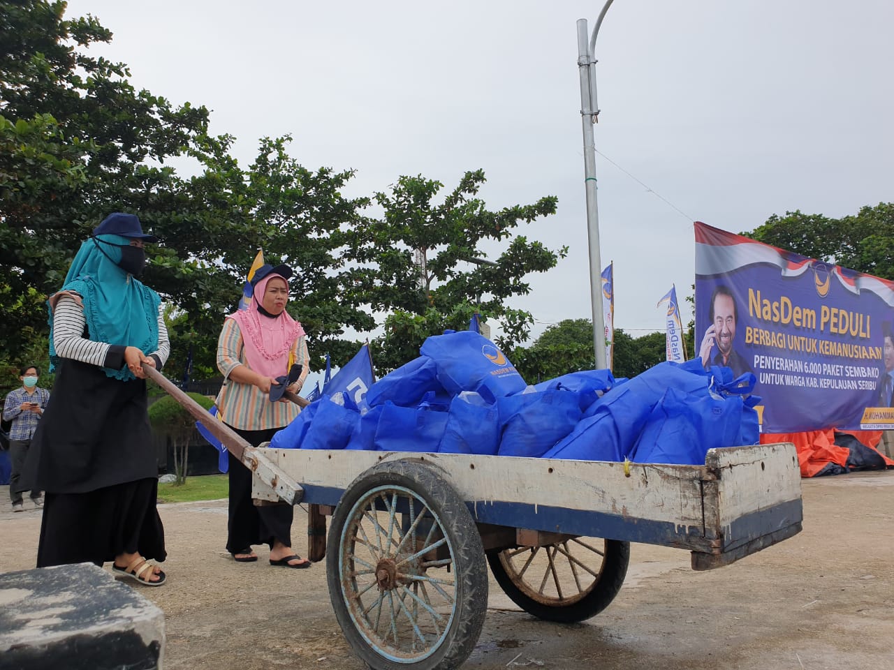 Pembagian bansos oleh NasDem
