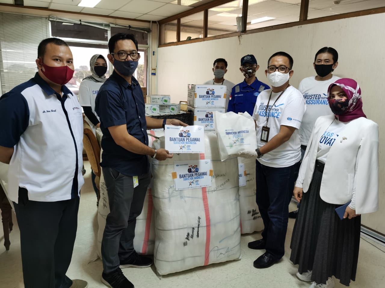 Penyerahan bantuan dari karyawan PT Surveyor Indonesia