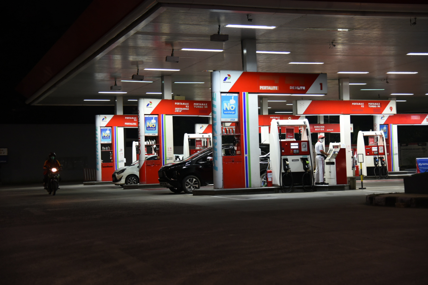 PT Pertamina memiliki sejumlah alasan tidak menurunkan harga bahan bakar minyak (BBM) di saat harga minyak dunia mengalami penurunan.