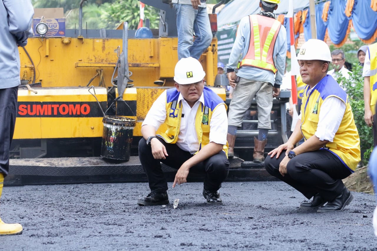 Proses pemberian perkerasan jaan raya menggunakan aspal dengan campuran karet alam