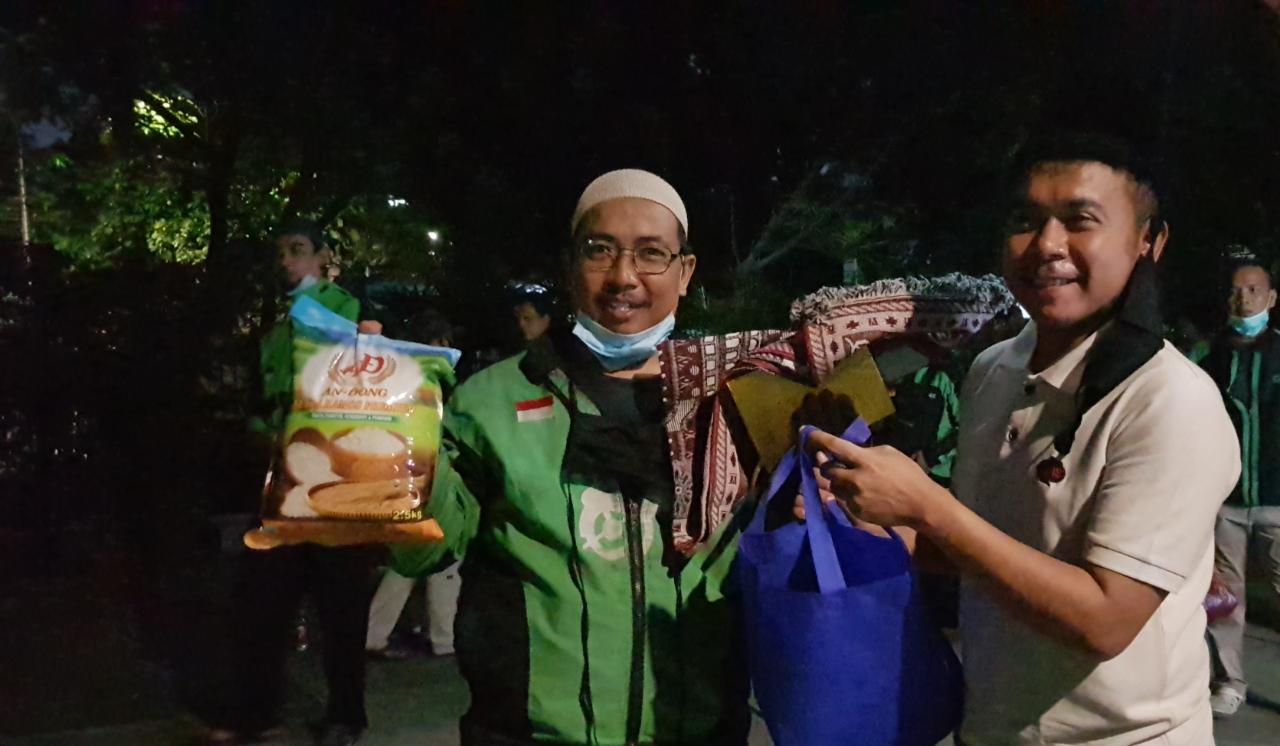 Stafsus Presiden Bily Mambrasar memberikan paket bantuan ke pengemudi Ojol