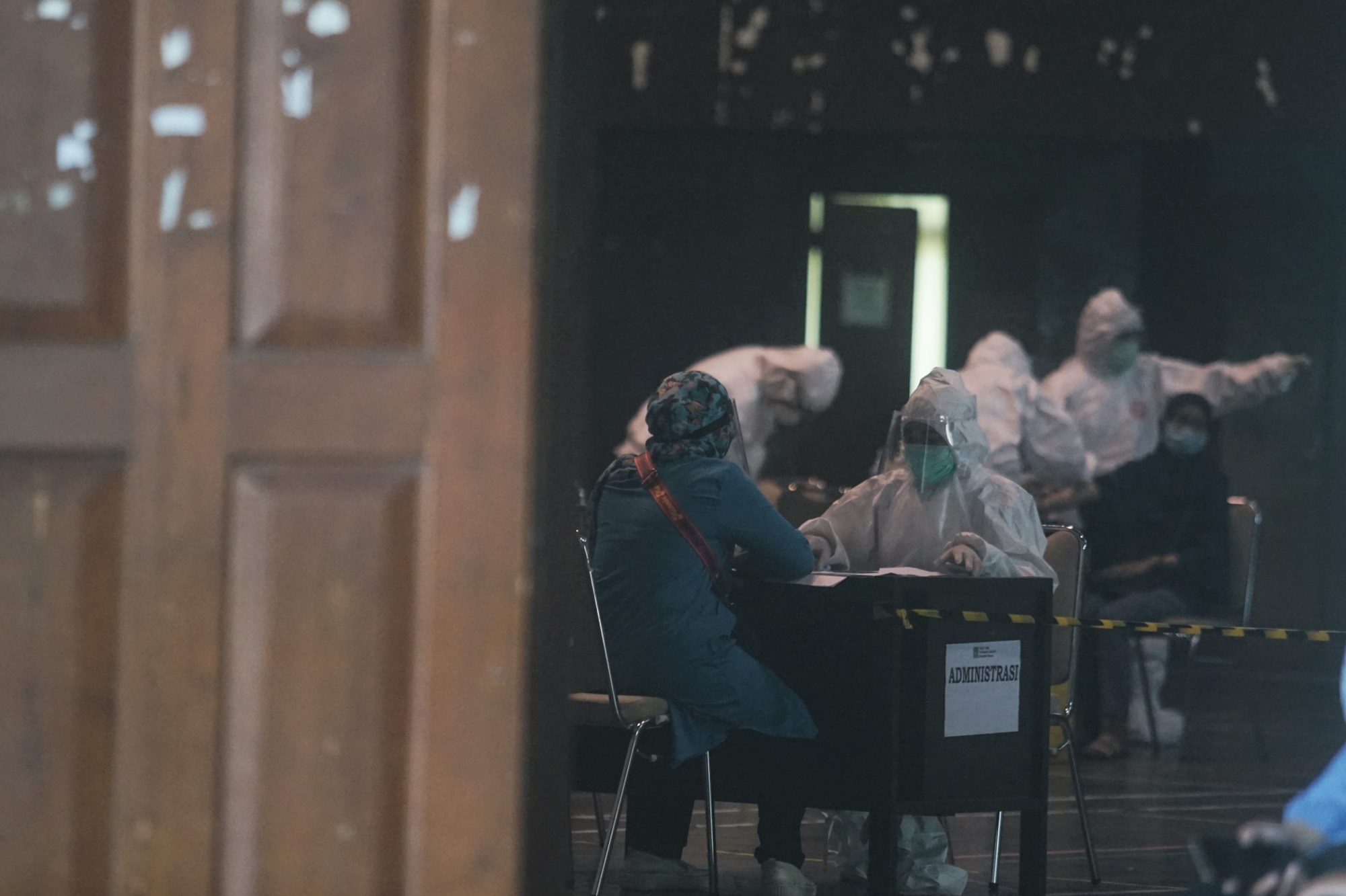  Petugas melakukan rapid test covid-19 massal di GOR Pangukan, Sleman, D.I Yogyakarta, Selasa (12/5/2020)