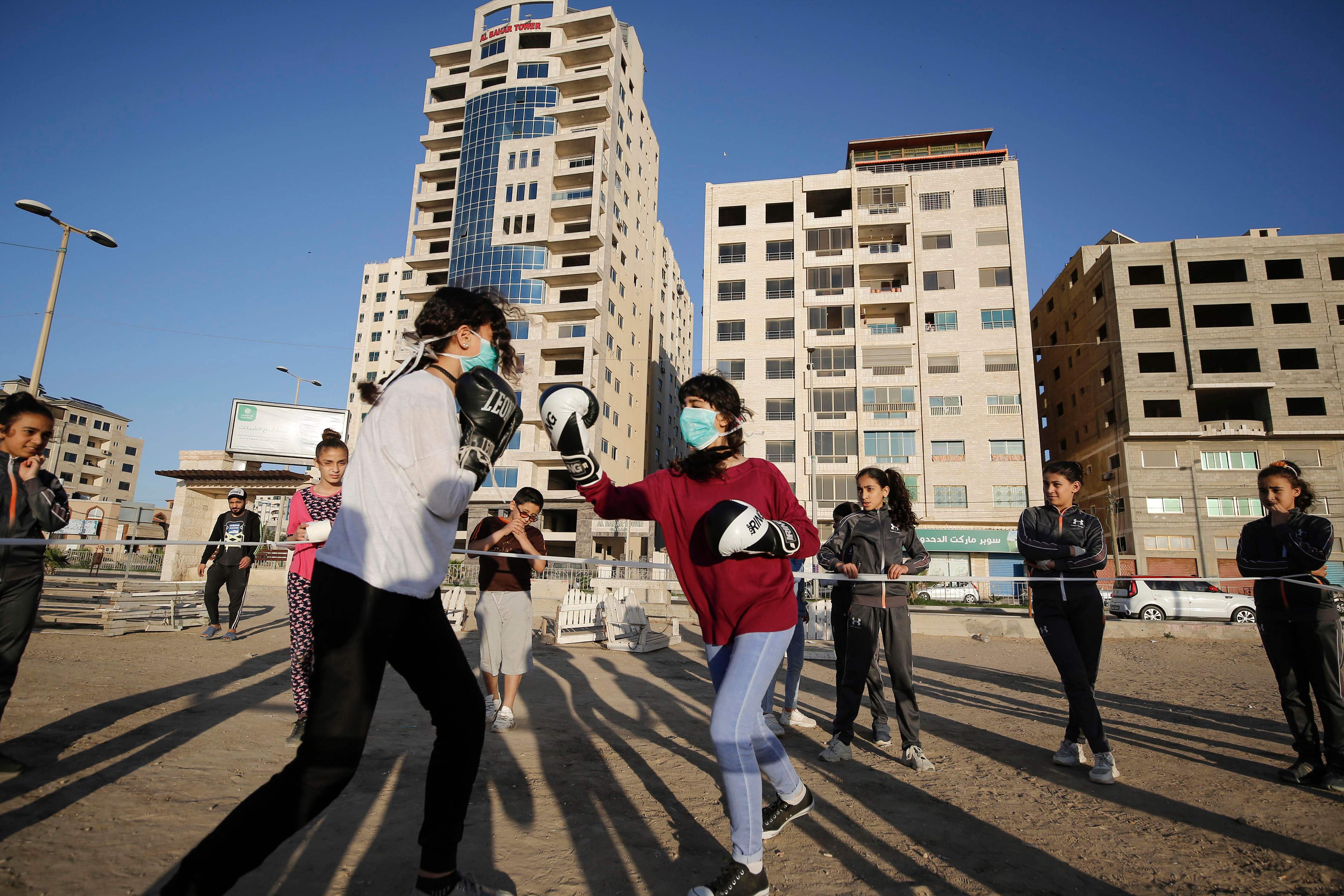 Anak-anak Palestina berlatih tinju dengan menggunakan masker.