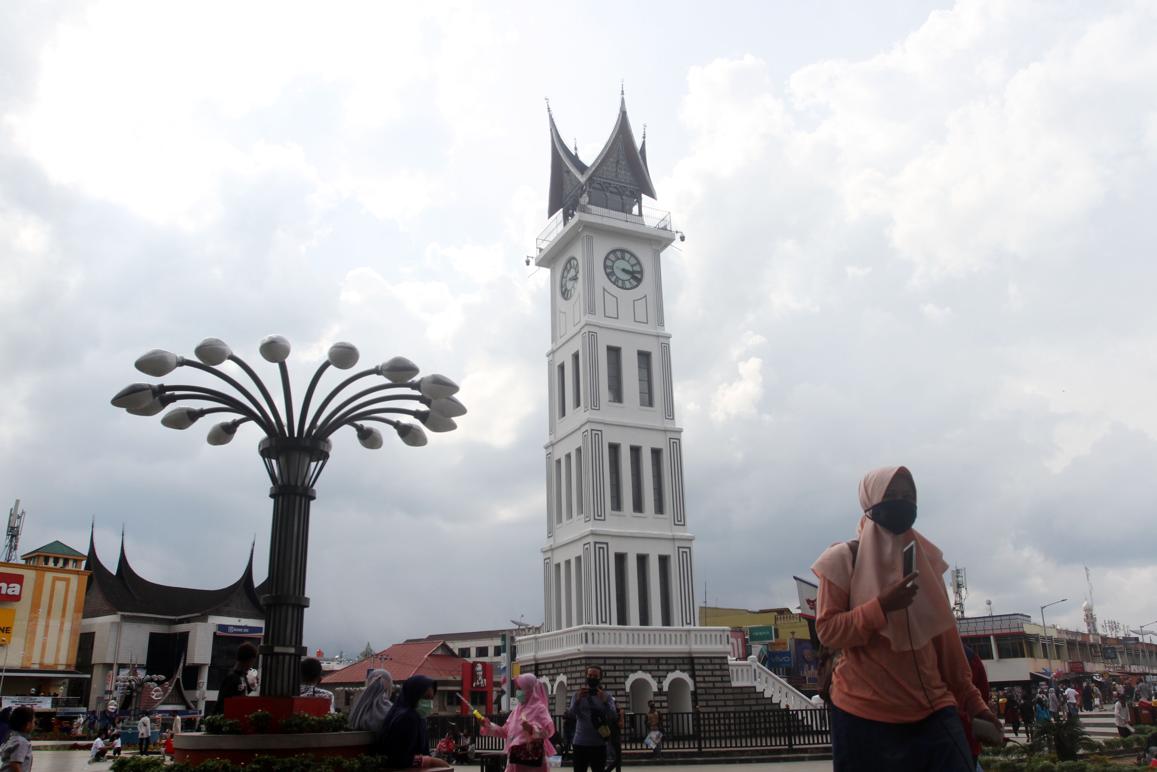 Warga di kawasan Jam Gadang di Bukittinggi, Sumatra Barat, Sabtu (30/5).