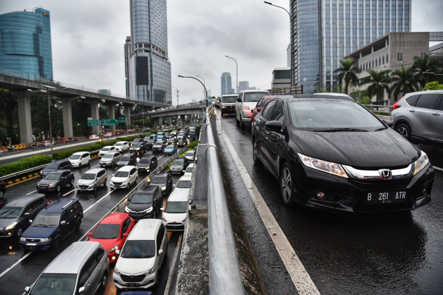 Kepadatan lalu lintas di Jalan Gatot Subroto Jakarta, Senin (18/5).  