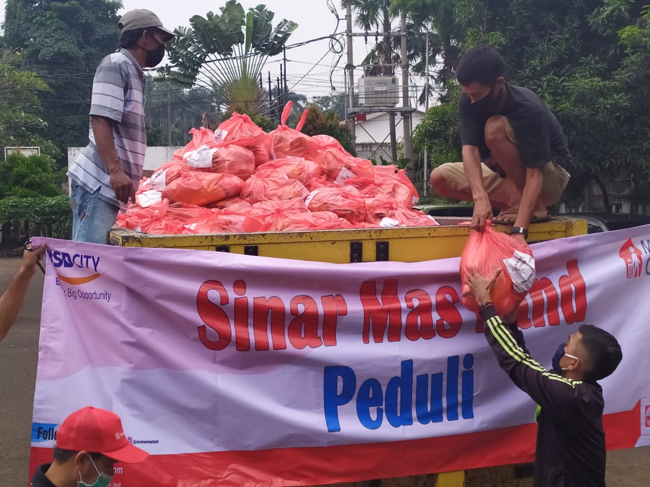 Paket bantuan bahan pangan dari Sinar Mas Land yang akan didistribusikan oleh Dinas Sosial Kota Tangerang Selatan.