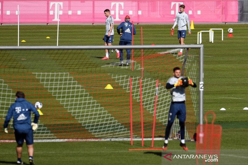 Para pemain Bayern Munchen menjalani latihan ditengah pandemi.