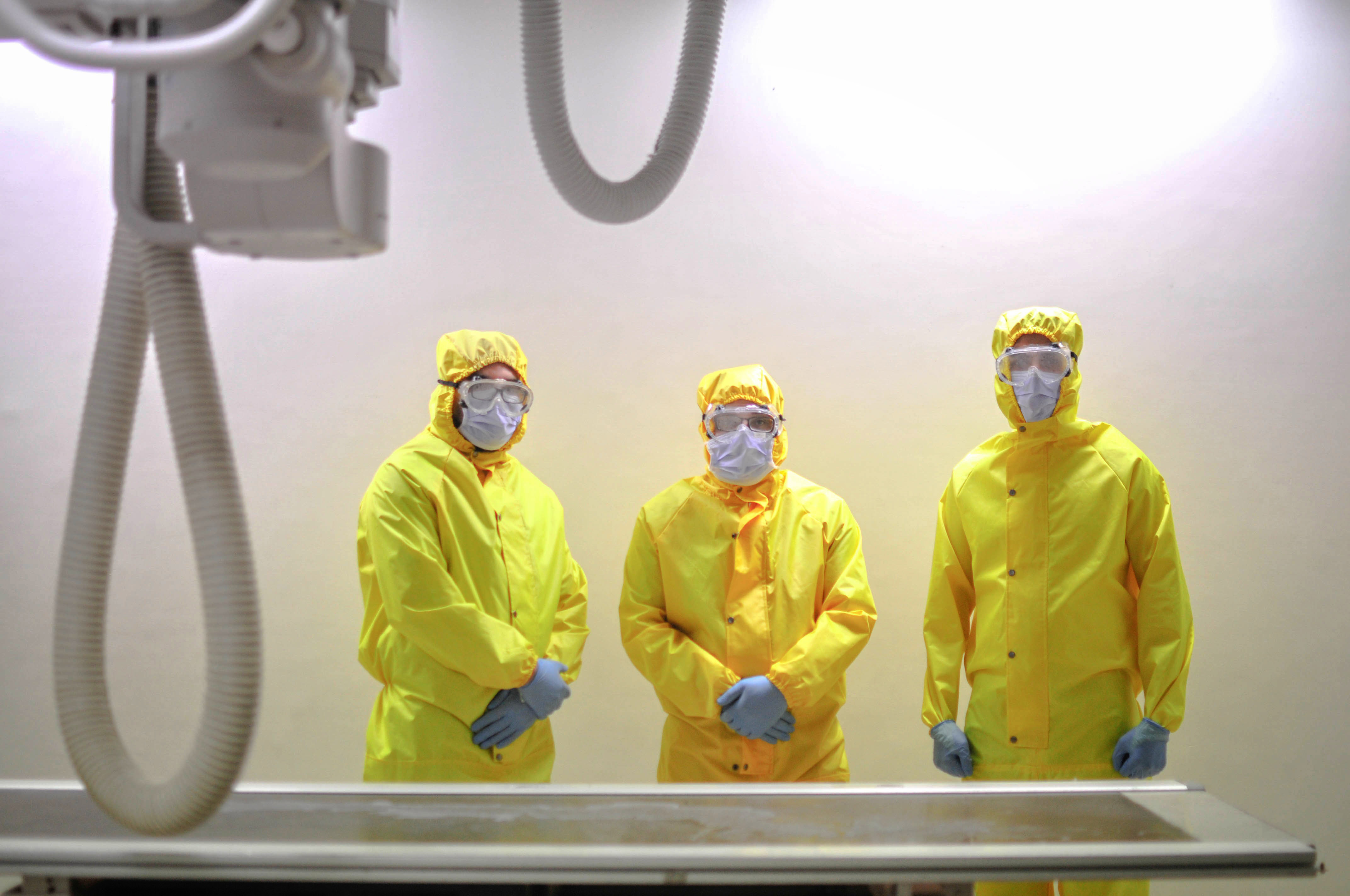 Teknisi radiologi di RS Sheiks Zayed di Kairo mengenakan APD untuk menghindari tertular covid-19