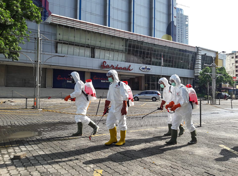 Petugas PMI menyemprotkan disinfektan di kawasan Sarinah