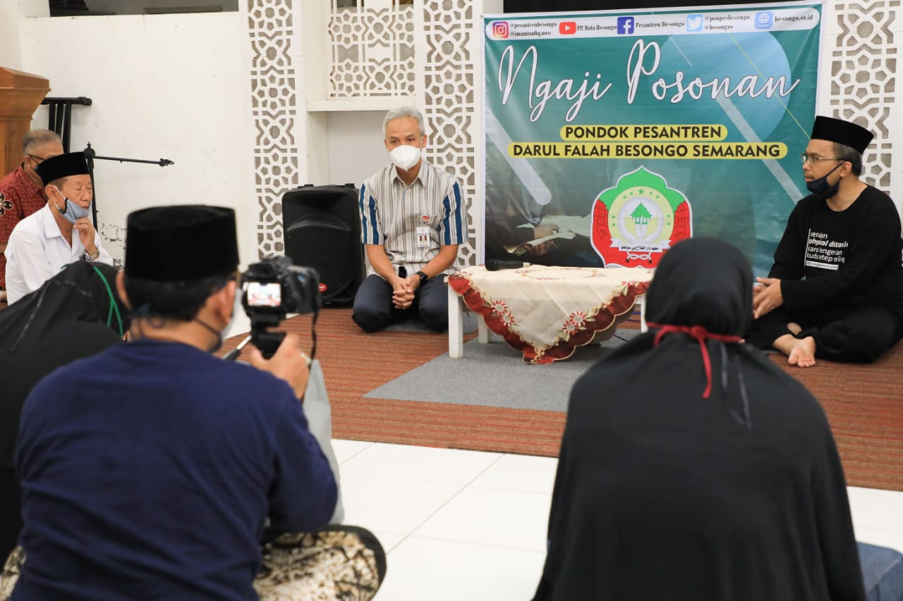 Gubernur Jawa Tengah Ganjar Pranowo datang ke Ponpes Darul Falah Besongo dan ke Pondok Raudlatut Thalibin, Tugurejo, Semarang, kemarin.