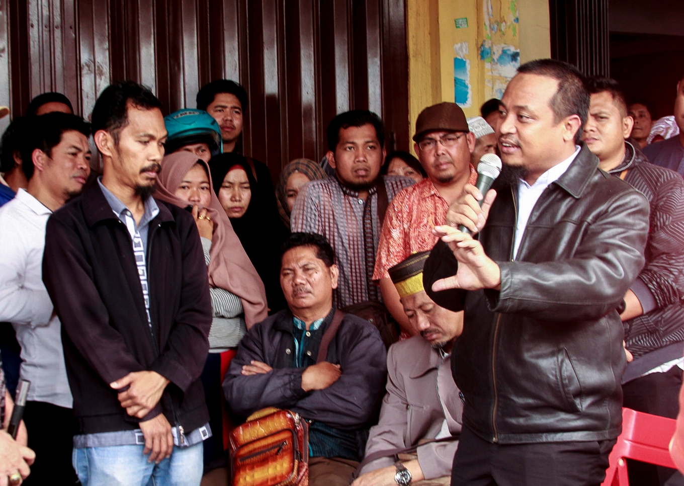 Wakil Gubernur Sulawesi Selatan (Sulsel), Andi Sudirman Sulaiman (memegang mic)