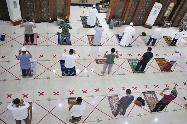 Jemaah melaksanakan salat Jumat di Masjid Agung Al-Barkah, Kota Bekasi, Jawa Barat, dengan menerapkan protokol kesehatan, kemarin.