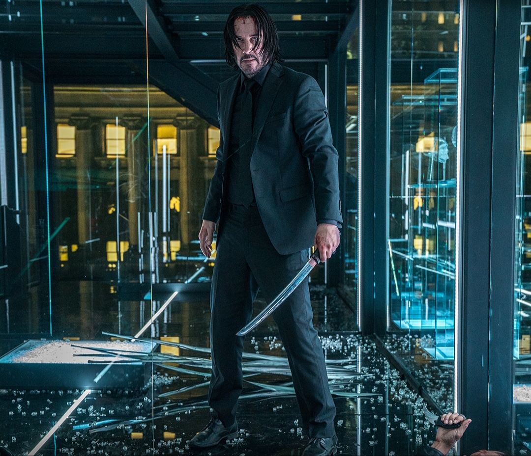 Keanu Reeves berperan sebagai John Wick dalam salah satu adegan film tersebut.