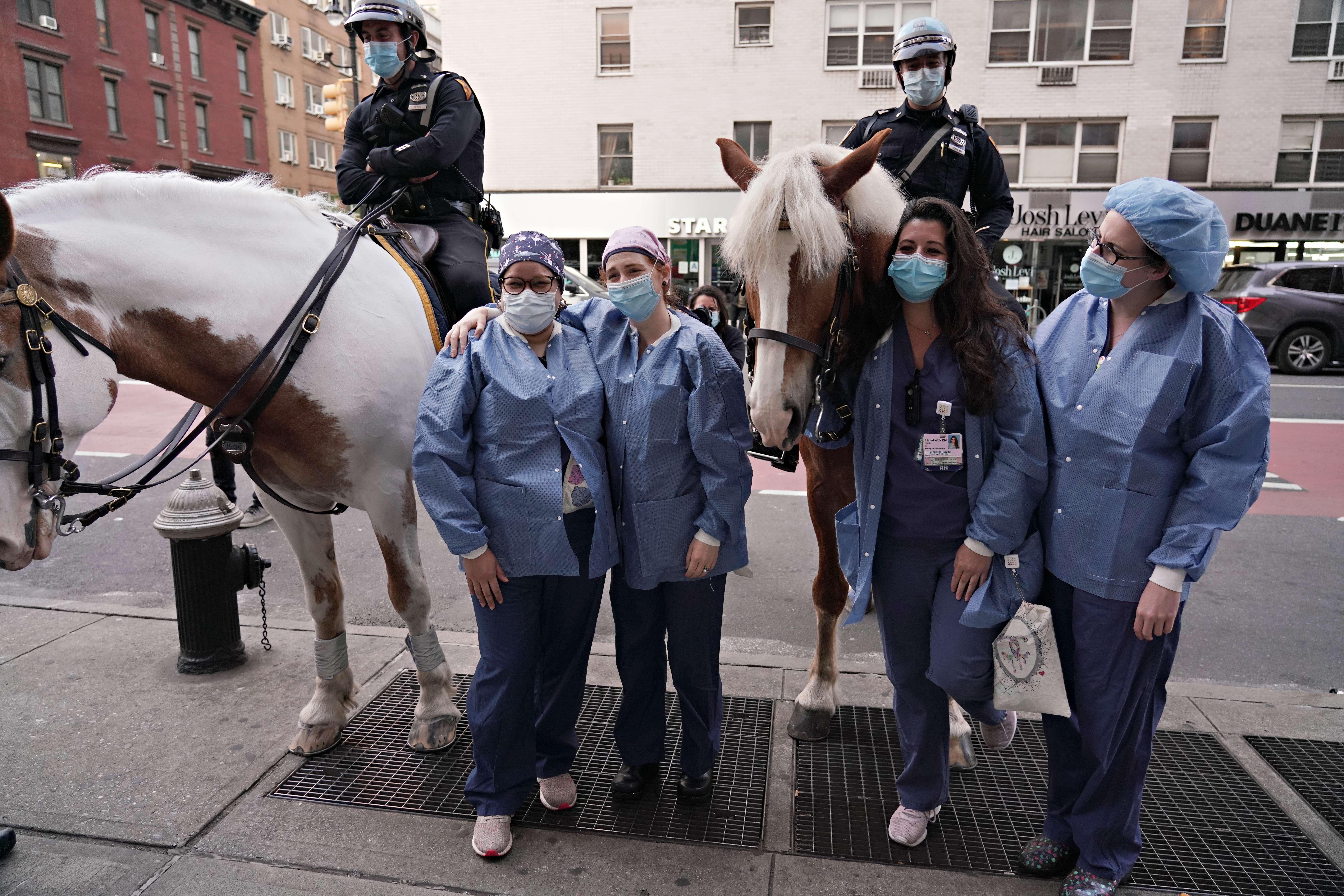  Petugas Unit Mounted NYPD mengunjungi Lenox Hill Hospital untuk menunjukkan rasa terima kasih kepada staf medis selama pandemi coronavirus 