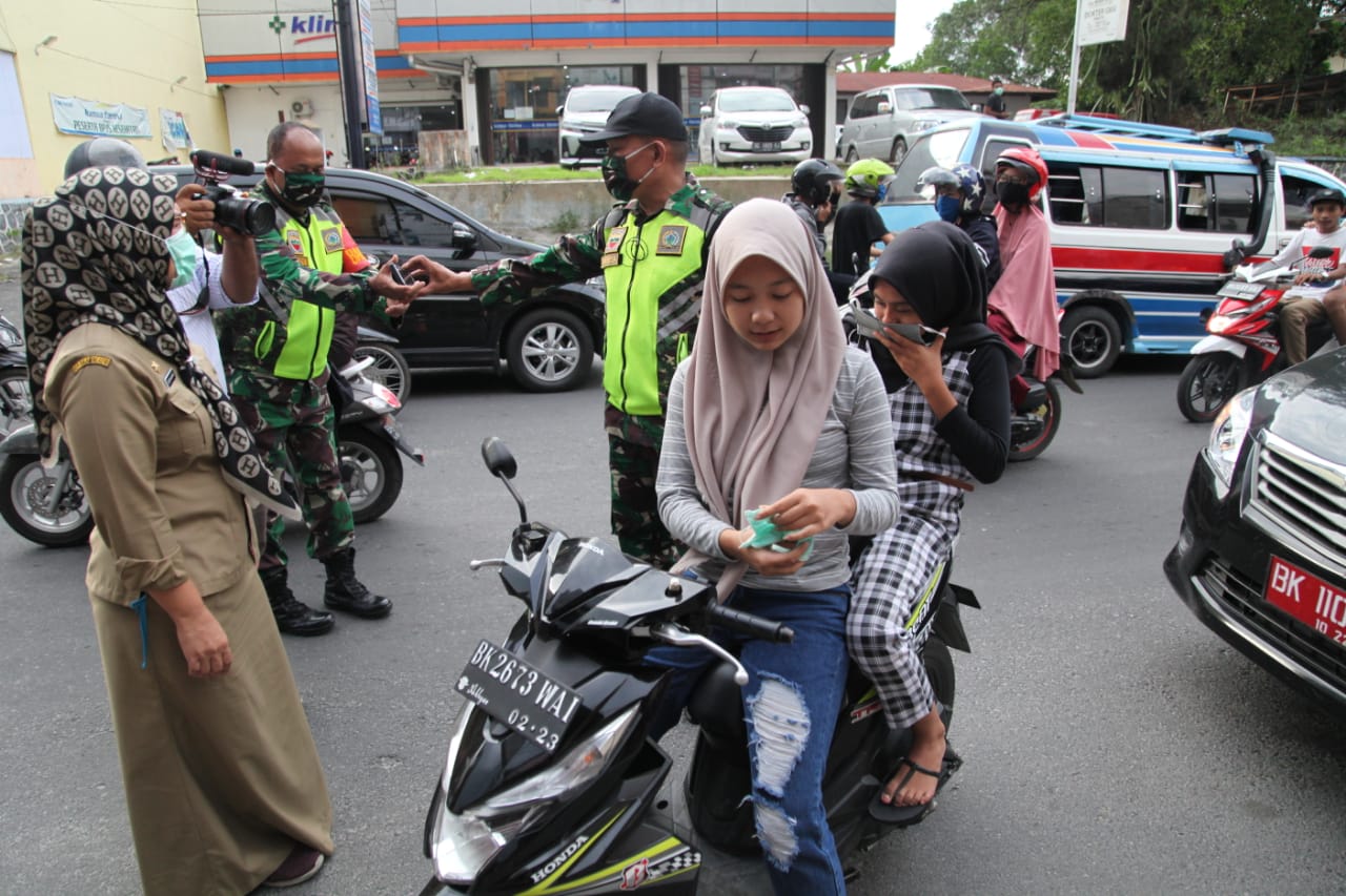 Pemkot Pematangsiantar bersama TNI-Polri melakukan penindakan pada warga yang tidak menggunakan masker