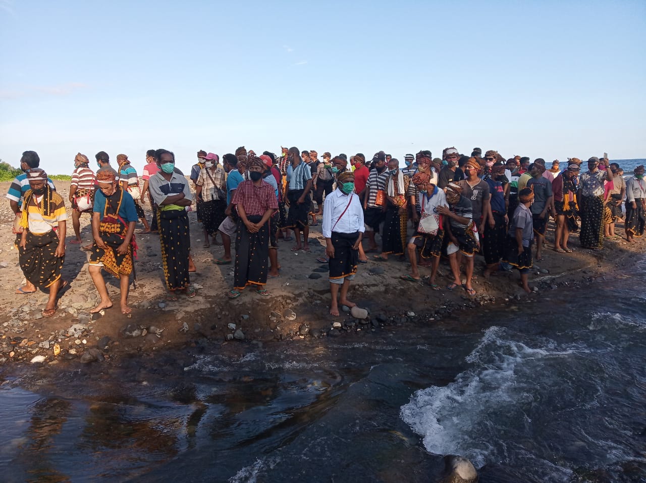Masyarakat Adat di Kecamatan Mauponggo, Kabupaten Nagekeo menggelar ritual adat Tolak Bala Covid-19.