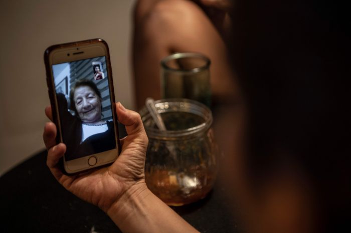 Ilustrasi--video call menggunakan WhatsApp