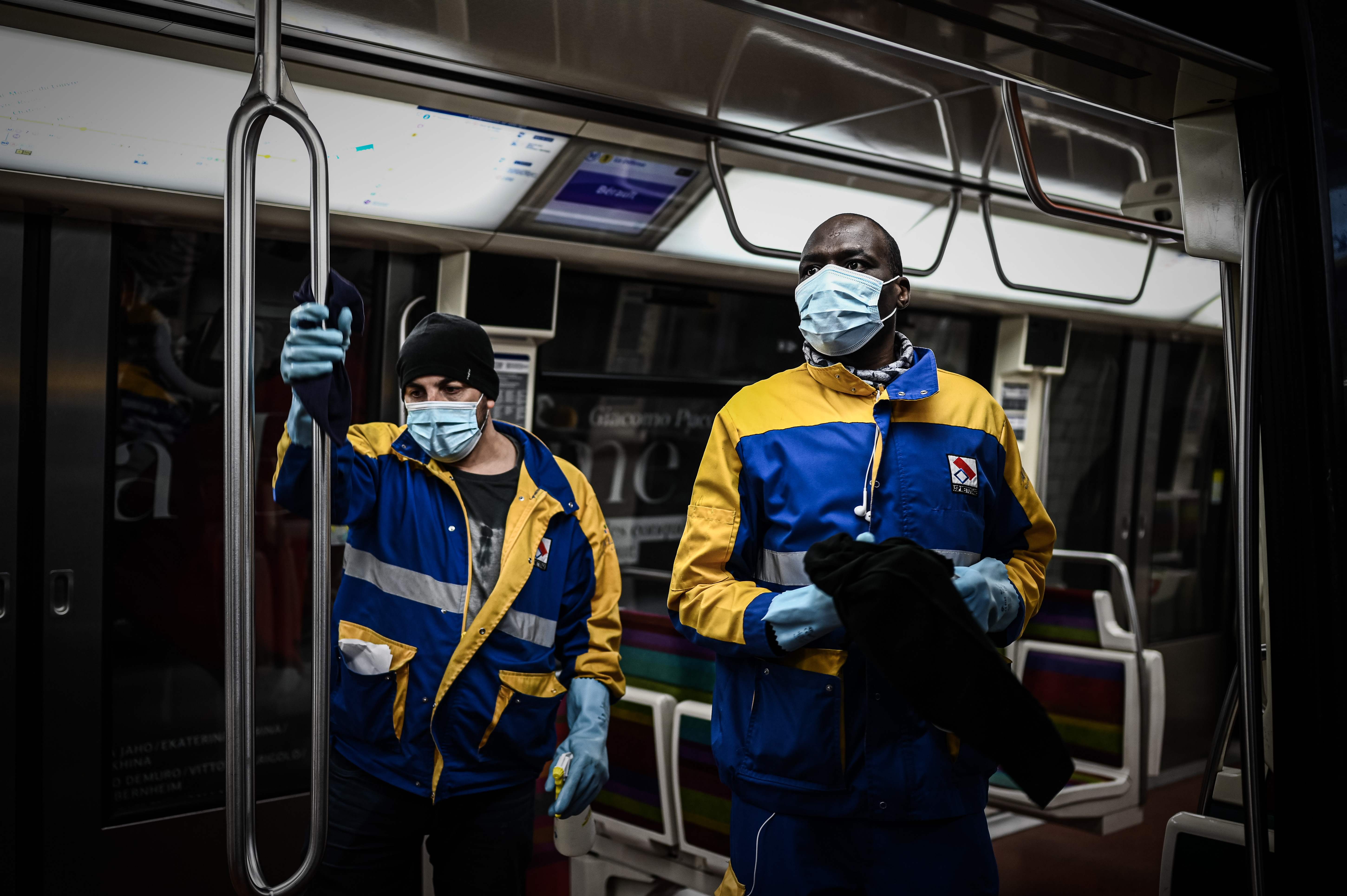 Petugas membersihkan kereta di Paris, Prancis.