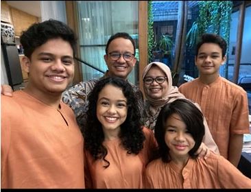 Gubernur DKI Jakarta Anies Baswedan bersama keluarga.
