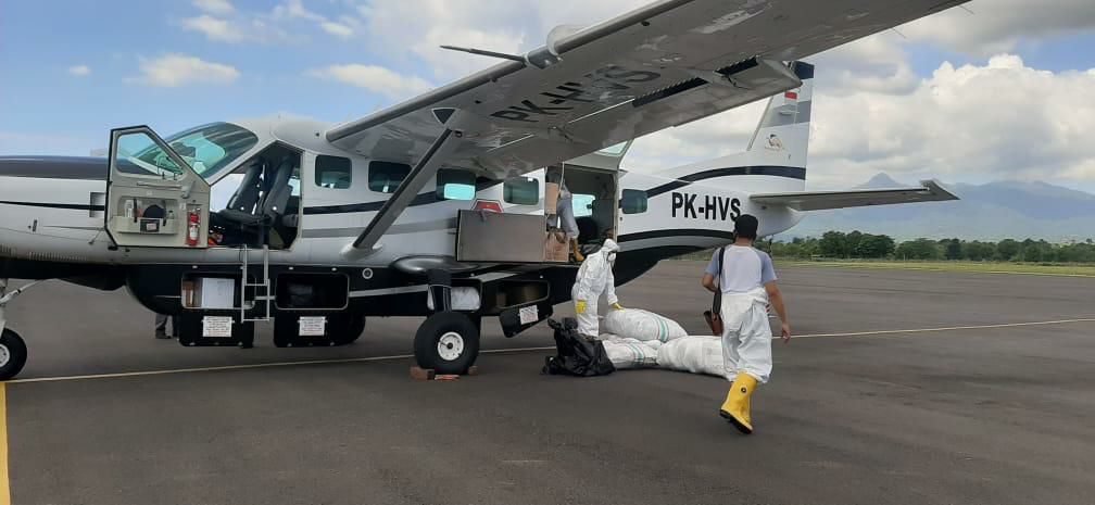 Pesawat Charter Tiba di Bandara Frans Seda, Sikka untuk melakukan pengambilan sampel swab yang akan dikirim ke Kupang.