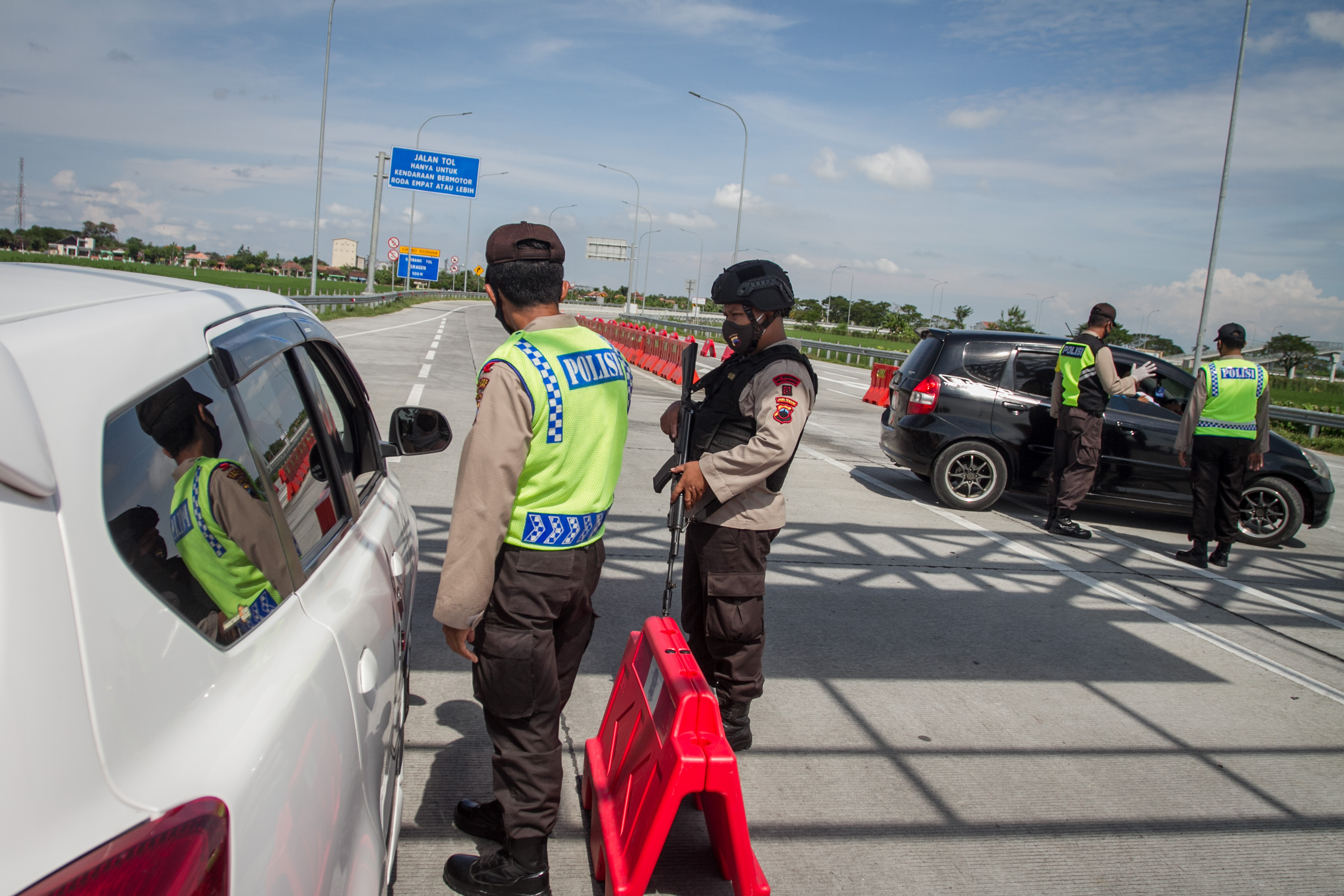 Petugas kepolisian memeriksa kendaraan yang hendak masuk tol melalui pintu gerbang tol Sragen, Jawa Tengah, kemarin.