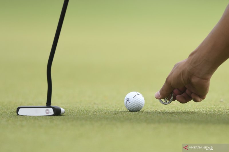 Pegolf Korea Dayeob Mun bersiap melakukan pukulan pada putaran kedua BNI Indonesian Masters 2019 di Royale Jakarta Golf Club.