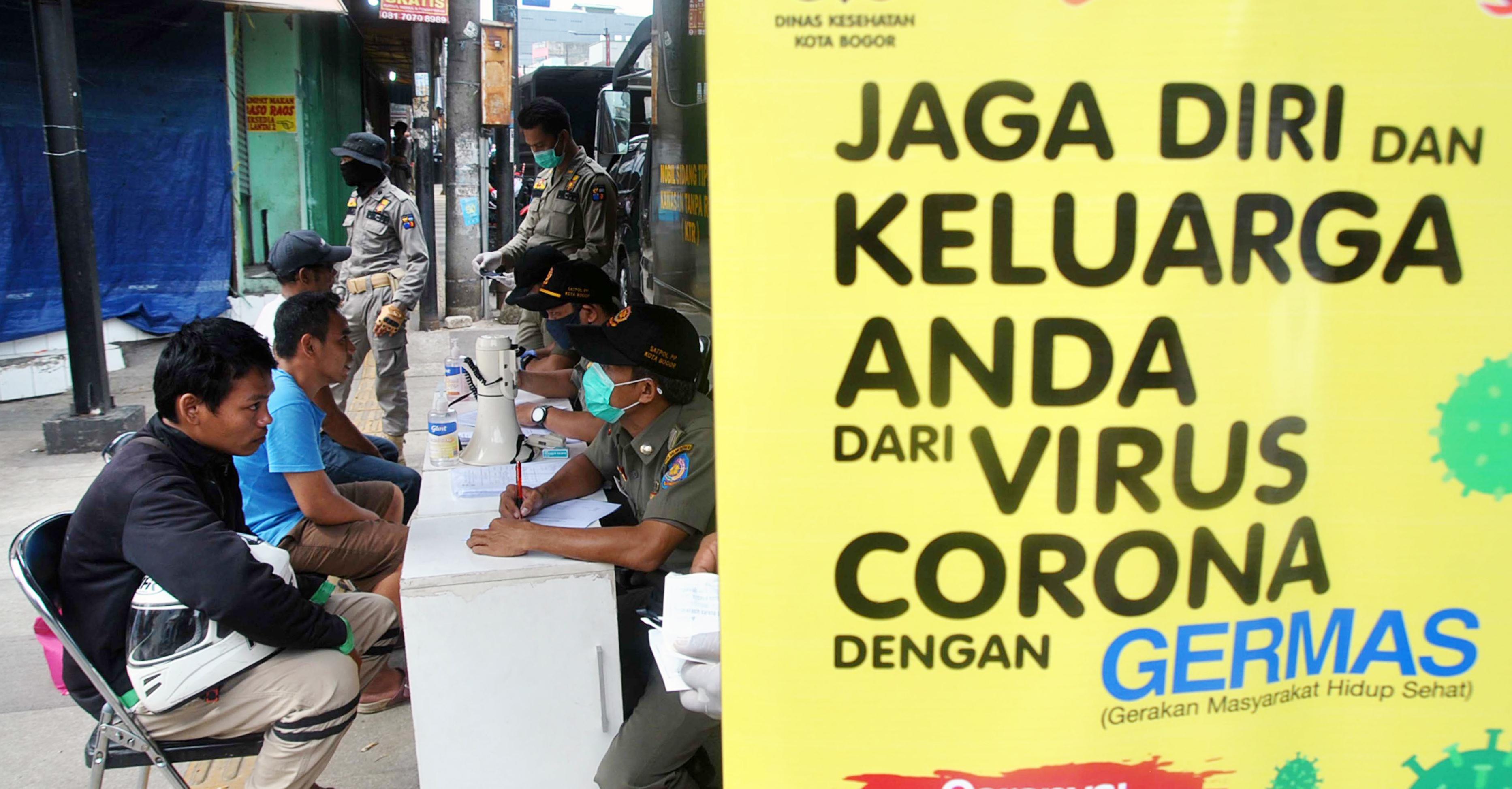 Anggota Satpol PP Kota Bogor mencatat data warga yang tidak memakai masker saat sidang Tindak Pidana Ringan (Tipiring) PSBB