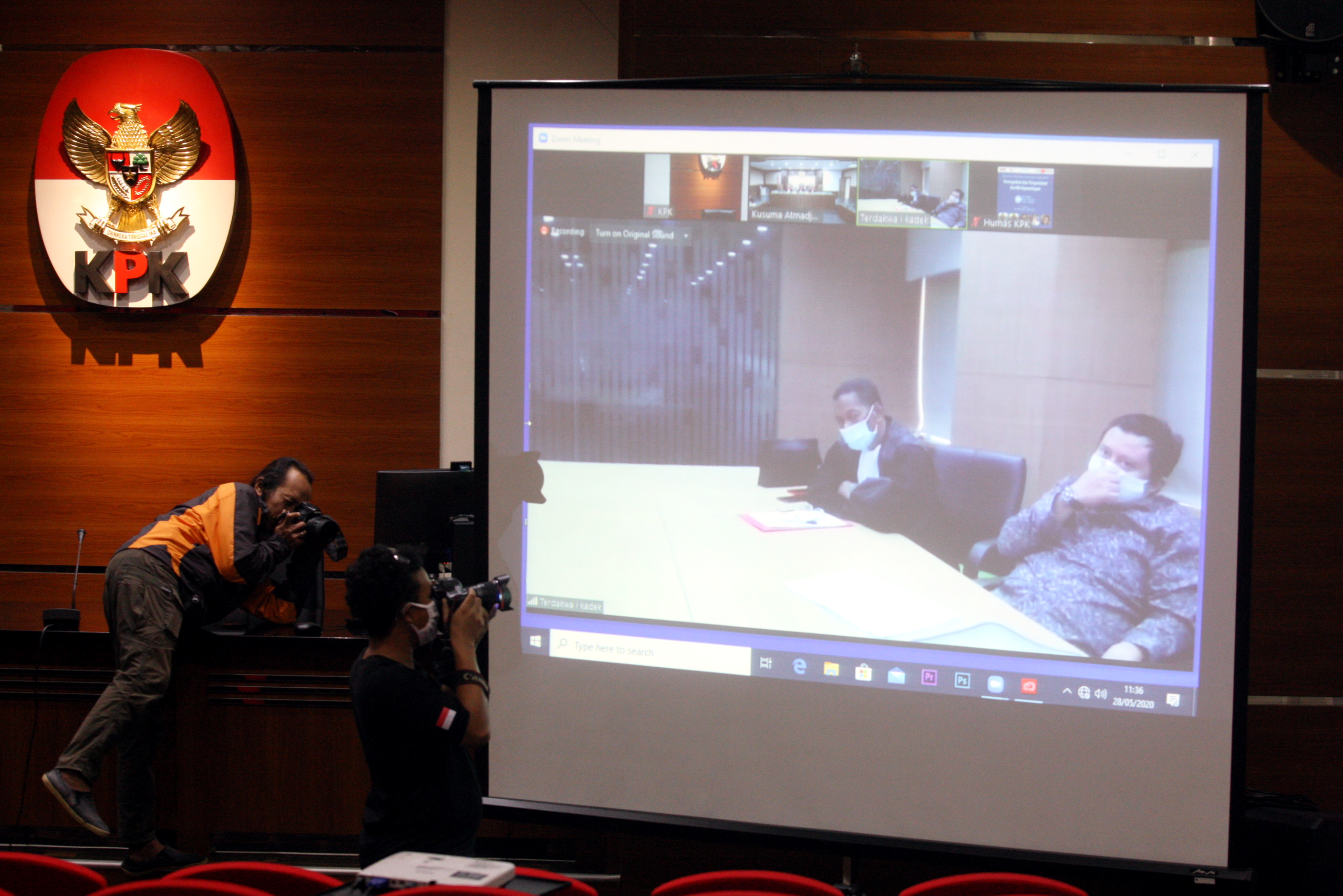 Kader Partai Demokrasi Indonesia Perjuangan (PDIP) Saeful Bahri (kanan) mengikuti sidang vonis secara daring Pengadilan Tipikor, Jakarta.