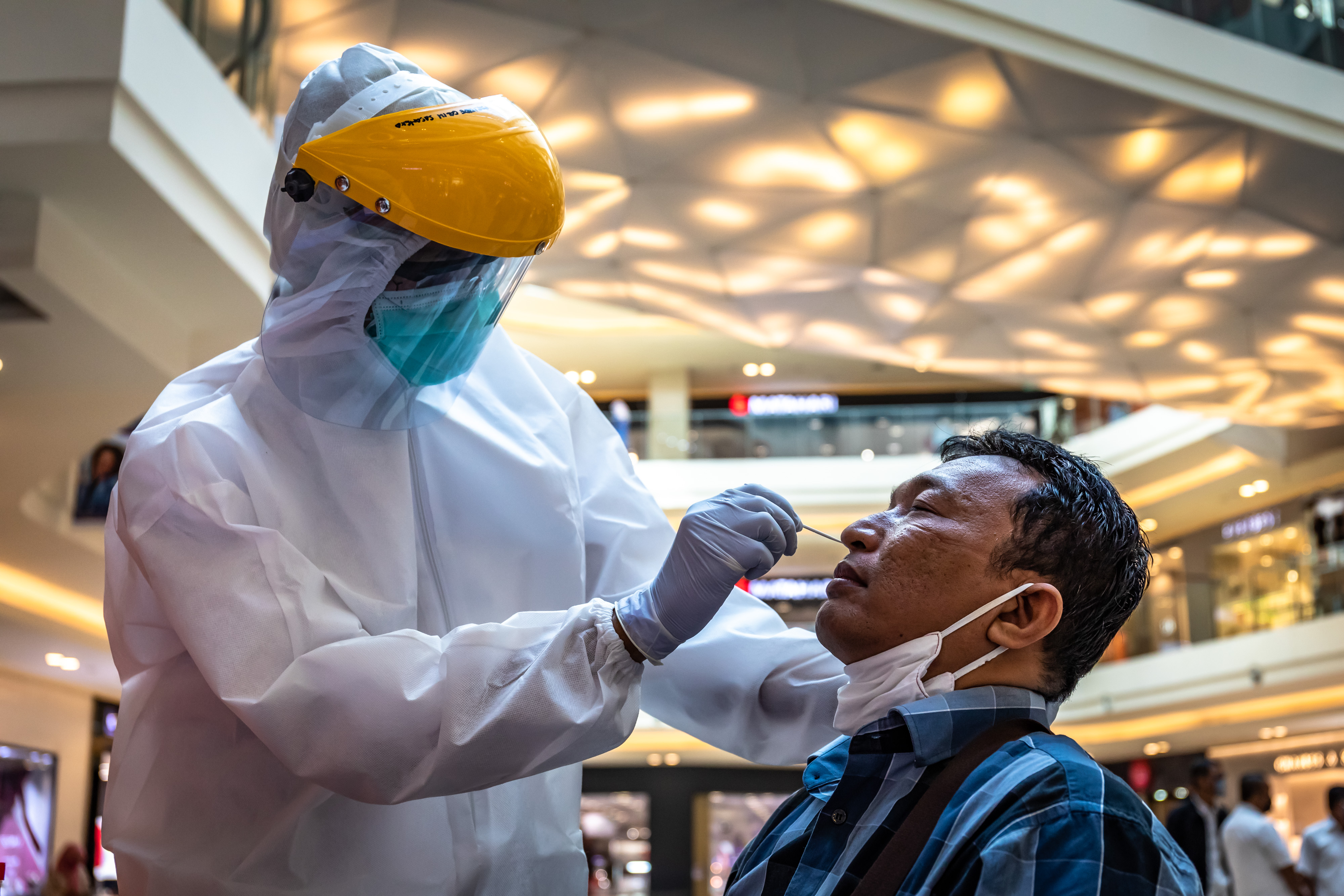 Petugas kesehatan melakukan uji swab di Bandara Ahmad Yani Semarang, Jawa Tengah